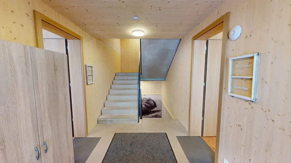 360°-Rundgang der Bergreich Appartements in Schoppernau, Flur mit Türen zu den Appartements